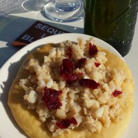 tapa de huerta de col, bacalao y arándanos al aceite de la flor de la horchata